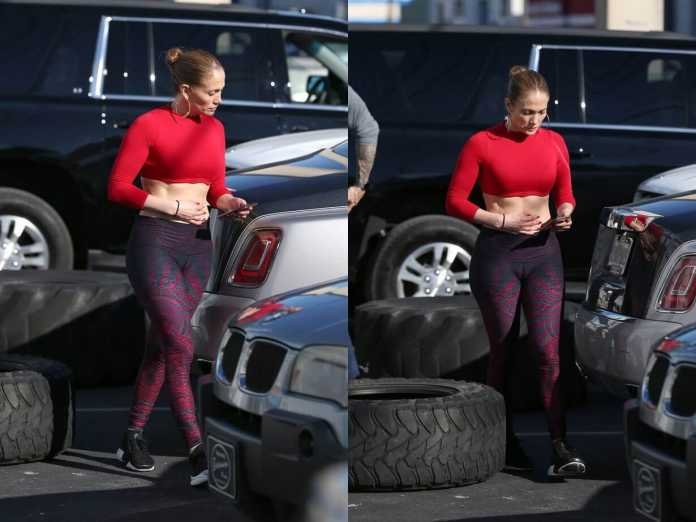 Jennifer Lopez Suffers Wardrobe Malfunction in Skintight Leggings